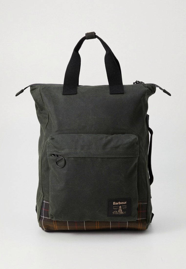 Sac à dos en toile vert foncé avec bretelles noires réglables, poche extérieure et panneau en tissu à carreaux à la base. Présente la marque Barbour.