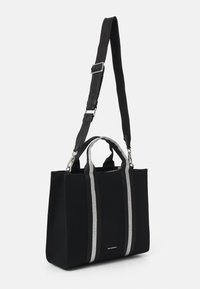 Borsa tote nera con accenti grigi a righe, realizzata in tessuto. Presenta manici doppi e una tracolla regolabile, con una forma strutturata.