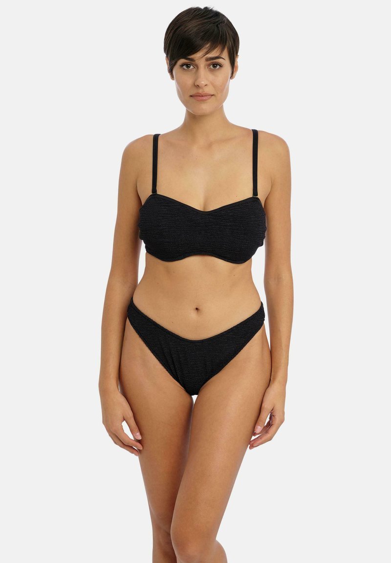 Černý bikini set s texturovaným bandeau topem s nastavitelnými popruhy a nízko vykrojenými kalhotkami v trojúhelníkovém střihu.