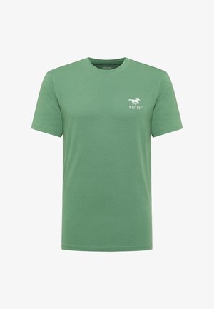 Zielona bawełniana koszulka z okrągłym dekoltem, krótkimi rękawami oraz białym logotypem Mustang po lewej stronie klatki piersiowej. Miękka tekstura i luźny krój.