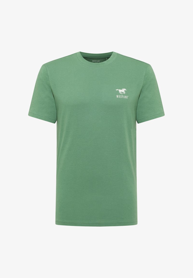 Zaļš kokvilnas t-krekls ar apaļu kakla izgriezumu, īsām piedurknēm un baltu Mustang logotipu kreisajā krūšu daļā. Mīksta tekstūra un brīvs piegriezums.