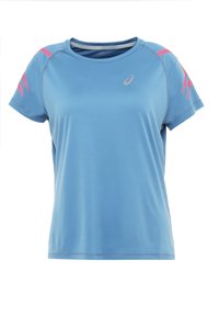 Camiseta deportiva azul claro de manga corta, con franjas de acento rosa y un logo reflectante. Material suave y transpirable, ajuste holgado.