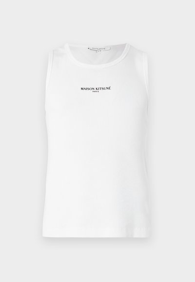 Λευκό αμάνικο ριμπ τοπ με την επιγραφή «MAISON KITSUNÉ PARIS» σε μαύρο, τοποθετημένη στο κέντρο του στήθους.