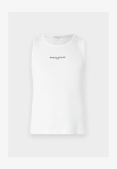 Λευκό αμάνικο ριμπ τοπ με την επιγραφή «MAISON KITSUNÉ PARIS» σε μαύρο, τοποθετημένη στο κέντρο του στήθους.