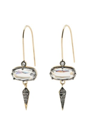 Boucles d’oreilles à crochet en or avec des pierres précieuses ovales claires, petites pierres rondes au-dessus, et des breloques pointues noires et dorées pendantes en dessous.