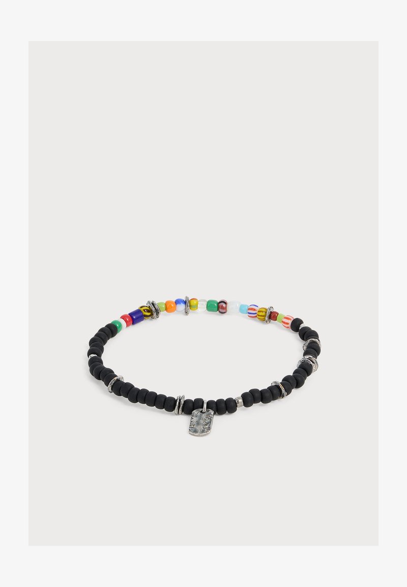 Bracelet de perles avec des perles noires mates, des perles de verre colorées, des accents argentés et un petit charm rectangulaire en argent au centre.