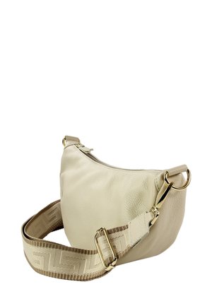 Cremefarbene Leder-Schultertasche mit geschwungener Form, goldfarbenen Beschlägen und einem gemusterten, verstellbaren Stoffriemen. Glatte Textur mit minimalen Details.