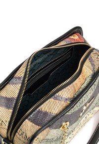 Sac à main texturé avec un extérieur tissé multicolore. Doté de garnitures en cuir noir, de quincaillerie dorée et d'un intérieur spacieux avec un doublure à motifs.