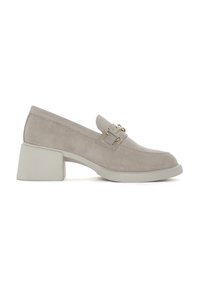 Mocassini beige in suede con punta quadrata e tacco basso a blocco, impreziositi da dettagli in metallo dorato sulla parte superiore, caratterizzati da una superficie liscia e morbida.