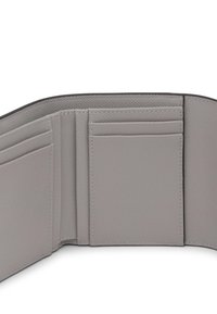 Portefeuille en cuir gris avec plusieurs emplacements pour cartes et une texture lisse. L'intérieur présente un design minimaliste avec une disposition structurée.