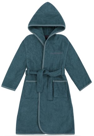 Türkisfarbener Kapuzenbademantel mit Gürtel, zwei Vordertaschen und kontrastierendem Besatz, aus weichem Frotteestoff, mit dem Markenlabel "normani" auf der Brust.