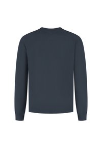 Donker marineblauwe lange mouwen sweater met geribde manchetten en zoom, van achteren weergegeven op een witte achtergrond.