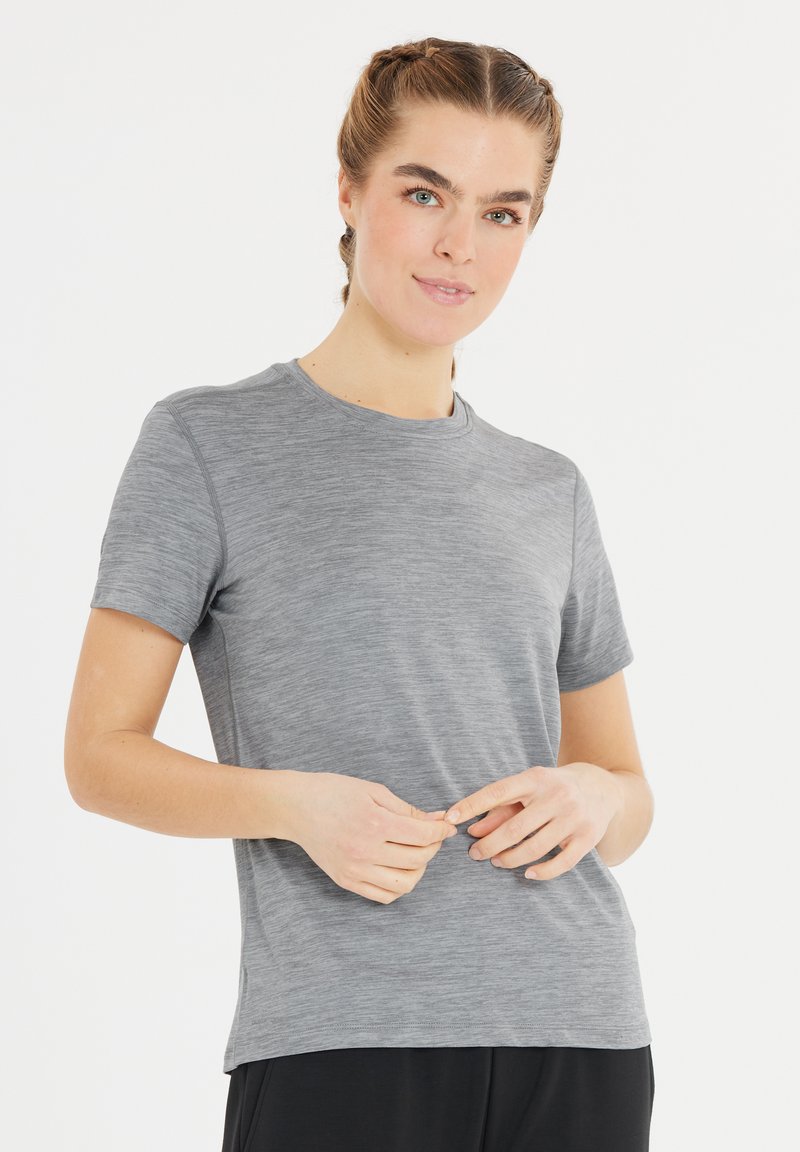 Harmaa lyhythihainen t-paita, jossa on pyöreä kaula-aukko ja hienovarainen tekstuurikuvio. Paita on valmistettu kevyestä ja hengittävästä kankaasta.