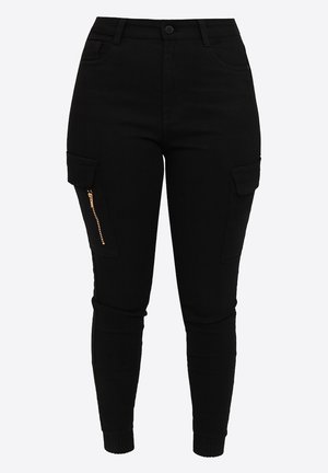 Czarne spodnie cargo o wąskim kroju, wykonane z elastycznego materiału, z bocznymi kieszeniami, detalem na zamku oraz ściągaczami przy kostkach.