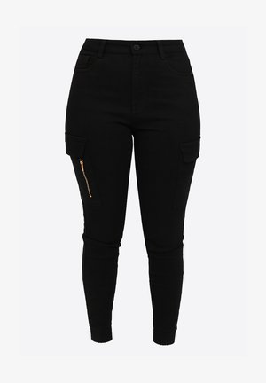 Czarne spodnie cargo o wąskim kroju, wykonane z elastycznego materiału, z bocznymi kieszeniami, detalem na zamku oraz ściągaczami przy kostkach.