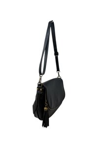 Czarna skórzana torebka na ramię z regulowanym paskiem, zapięciem na zamek błyskawiczny oraz dekoracyjnym chwostem i złotymi akcentami.
