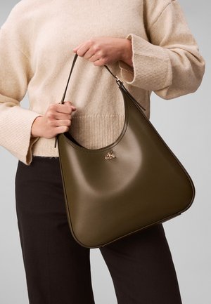 Calvin Klein, CK MEDIUM SHOULDER BAG - Bolso de mano - olive night