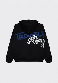 Czarna bluza z kapturem z dużą niebieską grafiką z napisem "TROUBLE" oraz białym tekstem w stylu graffiti z tyłu. Posiada sznurki w kapturze oraz ściągacze przy mankietach.