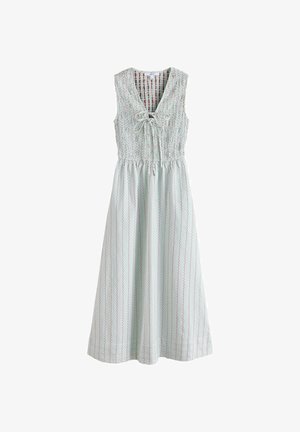 Gaiši zila gara kleita bez piedurknēm ar vertikālām sarkanu punktu svītrām, raukts korsets, mežģīņu saite V veida izgriezumā un savākta vidukļa daļa.