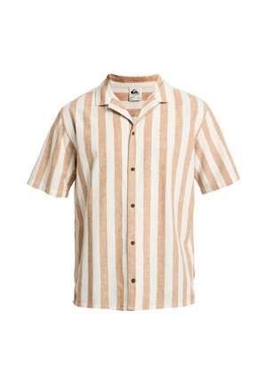 Camisa de manga corta con patrón de rayas en crema y beige, confeccionada en tela texturizada, con cuello y cierre frontal de botones.