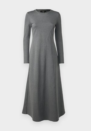 Vestido gris de manga larga hecho de un material suave y elástico. Presenta un escote redondo y un diseño con costuras curvas en la parte frontal.