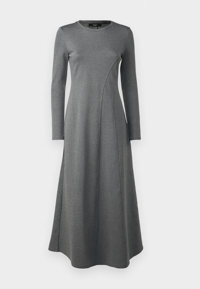 Gaišpelēka kleita ar garajiem piedurknēm, izgatavota no mīksta, elastīga materiāla. Piedāvā apaļu izgriezumu un izliektu šuvju detaļas gar priekšpusi.