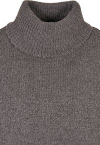 Suéter de cuello alto gris con textura suave y un patrón vertical sutil.