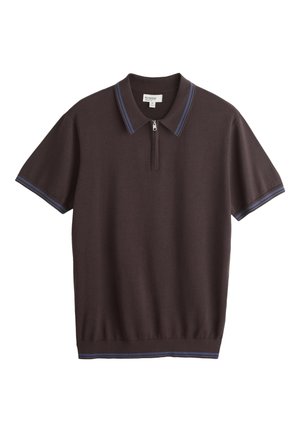 Mørkebrun poloshirt med korte ærmer med blå kant på kraven, ærmerne og kanten, med frontlynlås.