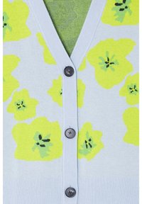 Cardigan bleu clair boutonné avec des motifs floraux jaune-vert vif et une bordure et un col côtelés.