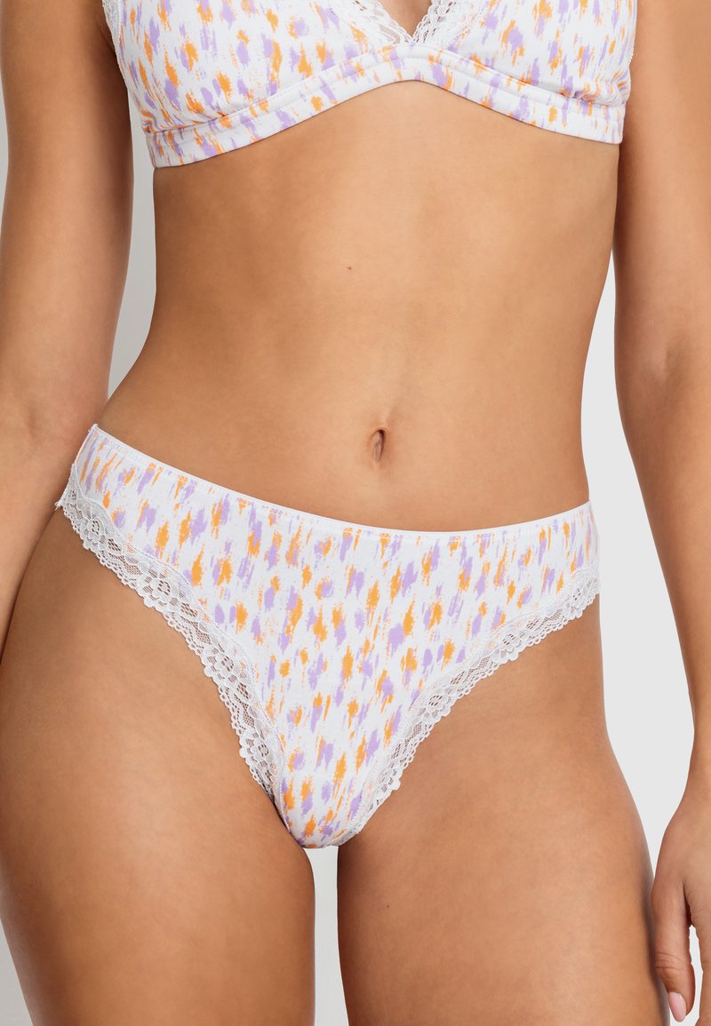 Lichtgewicht witte katoenen onderbroekjes met meerkleurige abstracte patronen in oranje en paars. Voorzien van kant langs de tailleband en benen.
