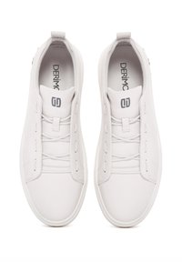 Zapatillas deportivas blancas con un upper sintético liso, que presentan un diseño sin cordones, cordones planos y un logo en la lengüeta. Punta redondeada y suela acolchada.