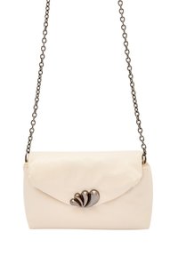 Borsa a tracolla in pelle beige con chiusura a pattina, caratterizzata da un accento metallico in tonalità argento e una tracolla a catena. Texture liscia con un design minimalista.