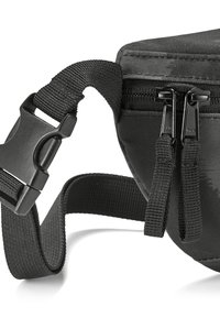 Čierna nylonová taška s hladkým povrchom, vybavená dvojitými zipsovými uzávermi, nastaviteľným popruhom a plastovou prackou.