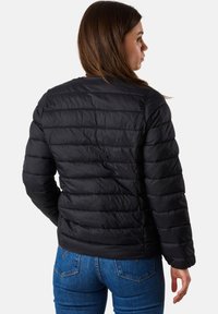 Giacca imbottita nera con design trapuntato orizzontale, che mette in evidenza una texture liscia e una silhouette aderente. Indossata con jeans blu, vista da dietro.