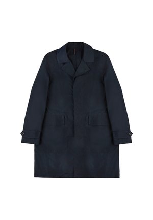 Abrigo azul marino hecho de material texturizado con cuello de solapa, dos bolsillos frontales y puños abotonados. Presenta un diseño recto de longitud media.