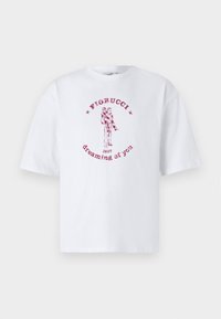 Hvit bomulls T-skjorte med et rødt grafisk trykk av et par og teksten "Fiorucci 1967 dreaming of you" i sirkulær utforming.