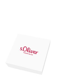 Caja de embalaje blanca con bordes redondeados que presenta el logo "s.Oliver" en rojo, y el texto "FASHION FOR LIFE" debajo en una fuente más pequeña.