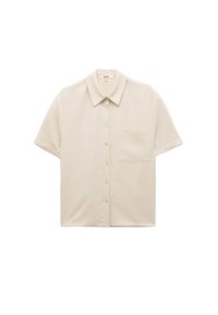 Kortärmad, knappupp skjorta i ljus beige tyg. Har en klassisk krage och en enda bröstficka på vänster sida. Slät textur.