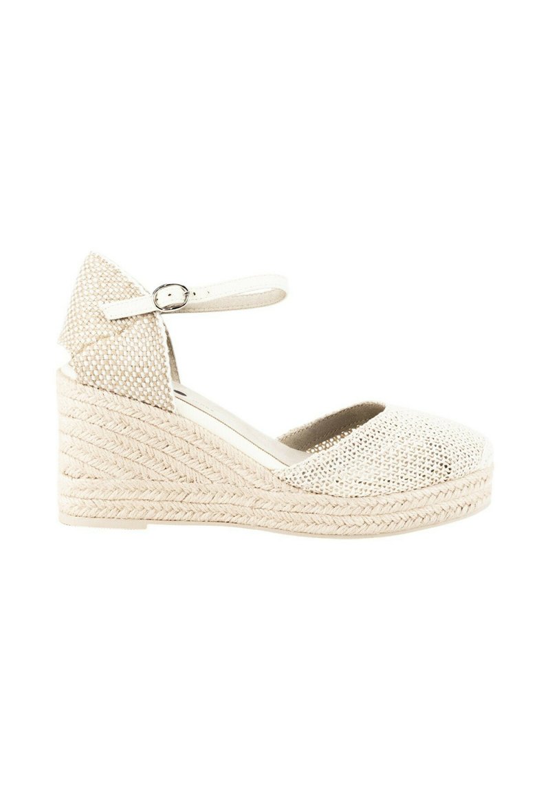 Zapato de cuña espadrille en beige claro con parte superior de tejido texturizado, tira al tobillo y tacón de yute trenzado. Diseño de puntera redonda.