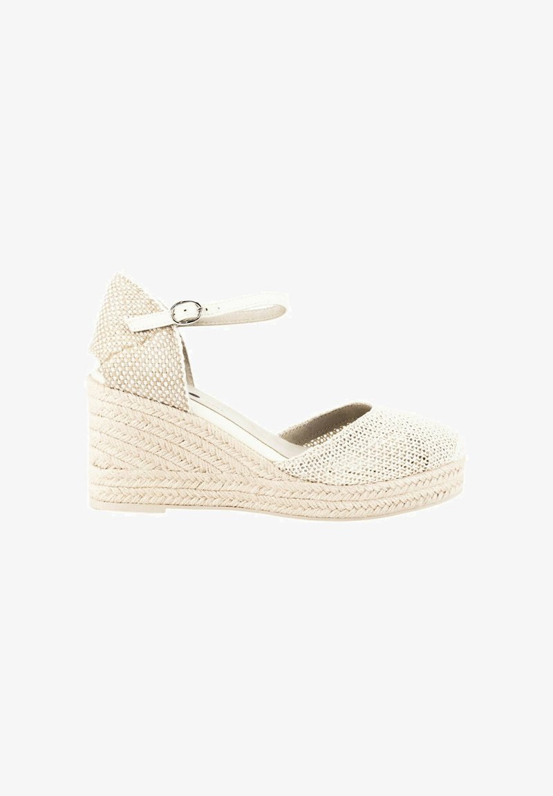 Zapato de cuña espadrille en beige claro con parte superior de tejido texturizado, tira al tobillo y tacón de yute trenzado. Diseño de puntera redonda.