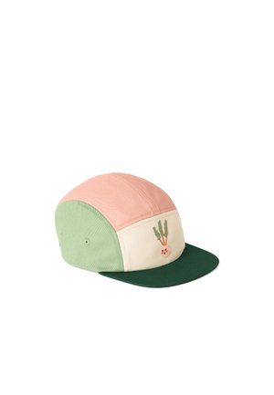 Casquette à blocs de couleurs rose, vert et beige avec une visière verte, ornée d'une petite carotte brodée avec des feuilles vertes sur le panneau avant.