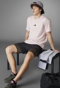 adidas Performance POWER WORKOUT - Sports T-shirt - sandy pink black