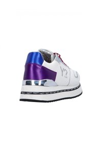 Sneaker bianco con accenti viola e blu, dettagli in argento e una banda con logo nera sulla suola. Presenta una texture liscia simile alla pelle.