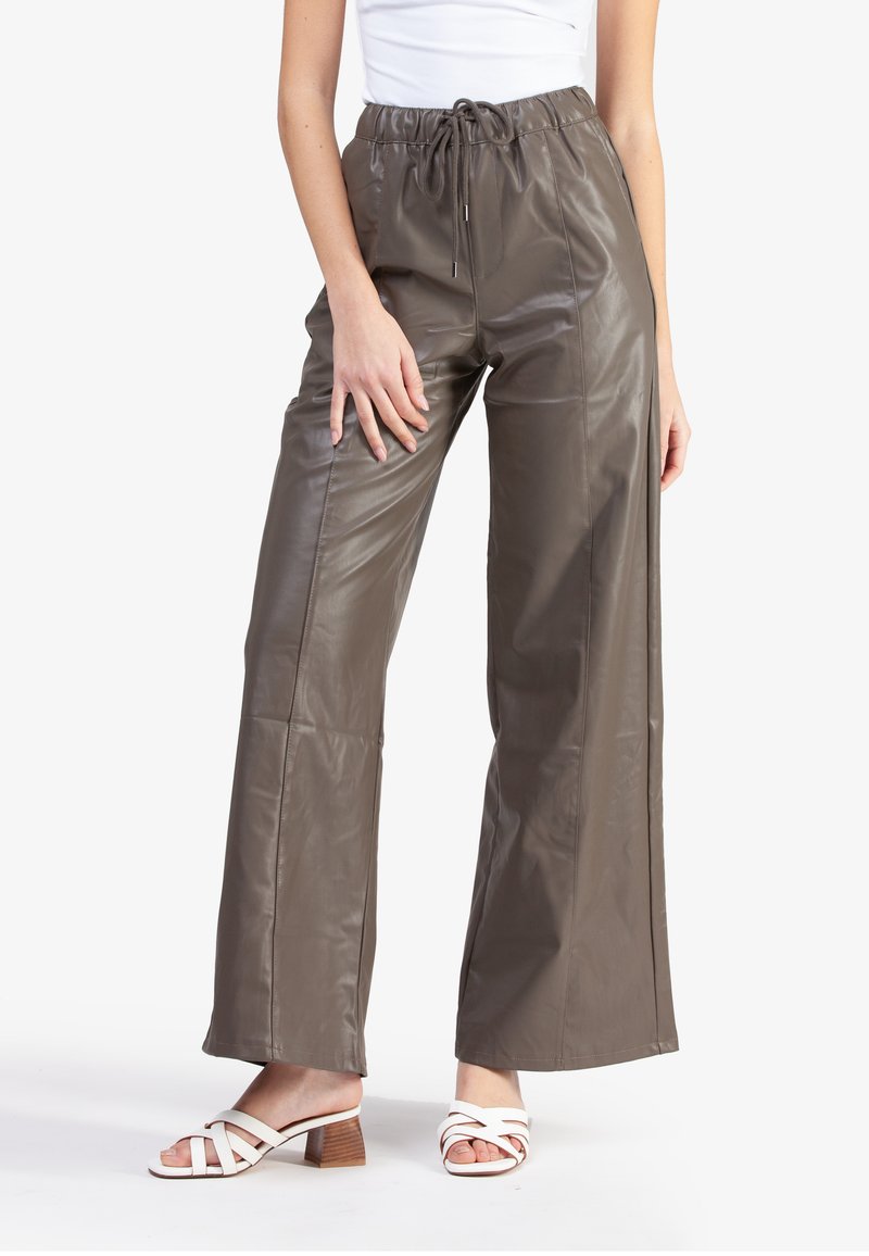 Pantalones de pierna ancha de imitación de cuero marrón con cintura elástica y cordón, que cuentan con una textura suave y bolsillos frontales lisos.