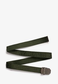 Olijfgroen geweven riem met reliëftekst "Superdry", voorzien van een metalen gesp voor een veilige sluiting en een gestructureerde stof voor duurzaamheid.