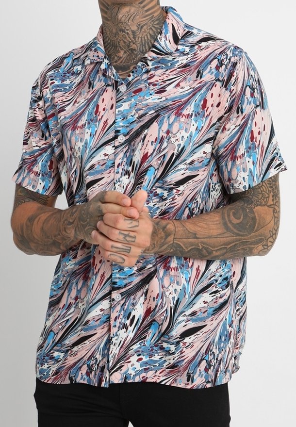 Koszula z krótkim rękawem z żywym, abstrakcyjnym wzorem w kolorach różowym, niebieskim i czarnym, wykonana z lekkiej tkaniny o luźnym kroju.