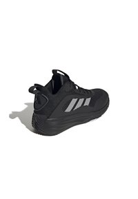 Chaussure de sport noire avec un dessus texturé, des rayures blanches et une languette. Dispose d'une semelle rembourrée et d'une conception à cheville haute pour un soutien optimal.
