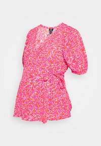 Top envolvente floral rosa com mangas curtas bufantes, apresentando um detalhe de laço na cintura; feito de um tecido leve com um padrão texturizado.