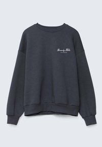 Sudadera gris oscuro con cuello redondo y mangas largas. Presenta un logo blanco de "Beverly Hills" en el frente. Tela suave, corte relajado.