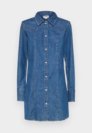 Denima kleita ar apkakli, garām piedurknēm un priekšējo pogu aizdari. Iespējams kontrastējošs šuvums un krūšu šuvju detaļas.